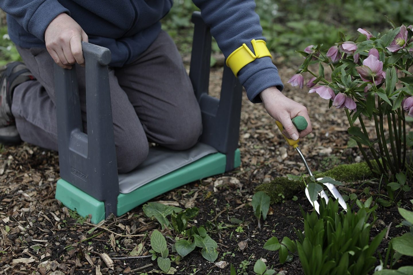 https://www.thrive.org.uk/files/images/Gardening-advice/Gardening-tools/_large/gardener-kneeler-handles-fork-arm-support.jpg