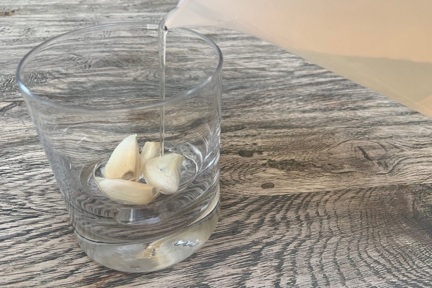 Pouring water onto garlic cloves