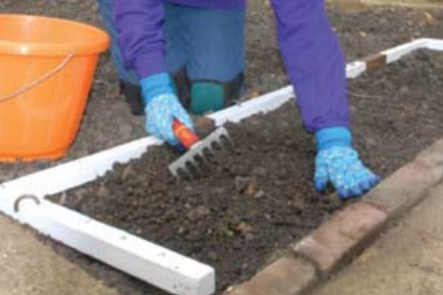 Right angle guide raking