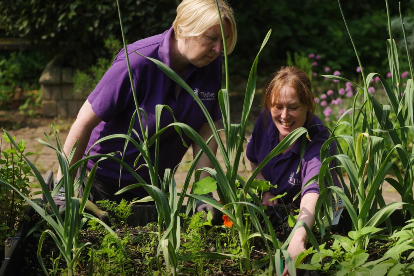 Client Gardener Lisa and practitioner in the garden at Thrive Birmingham